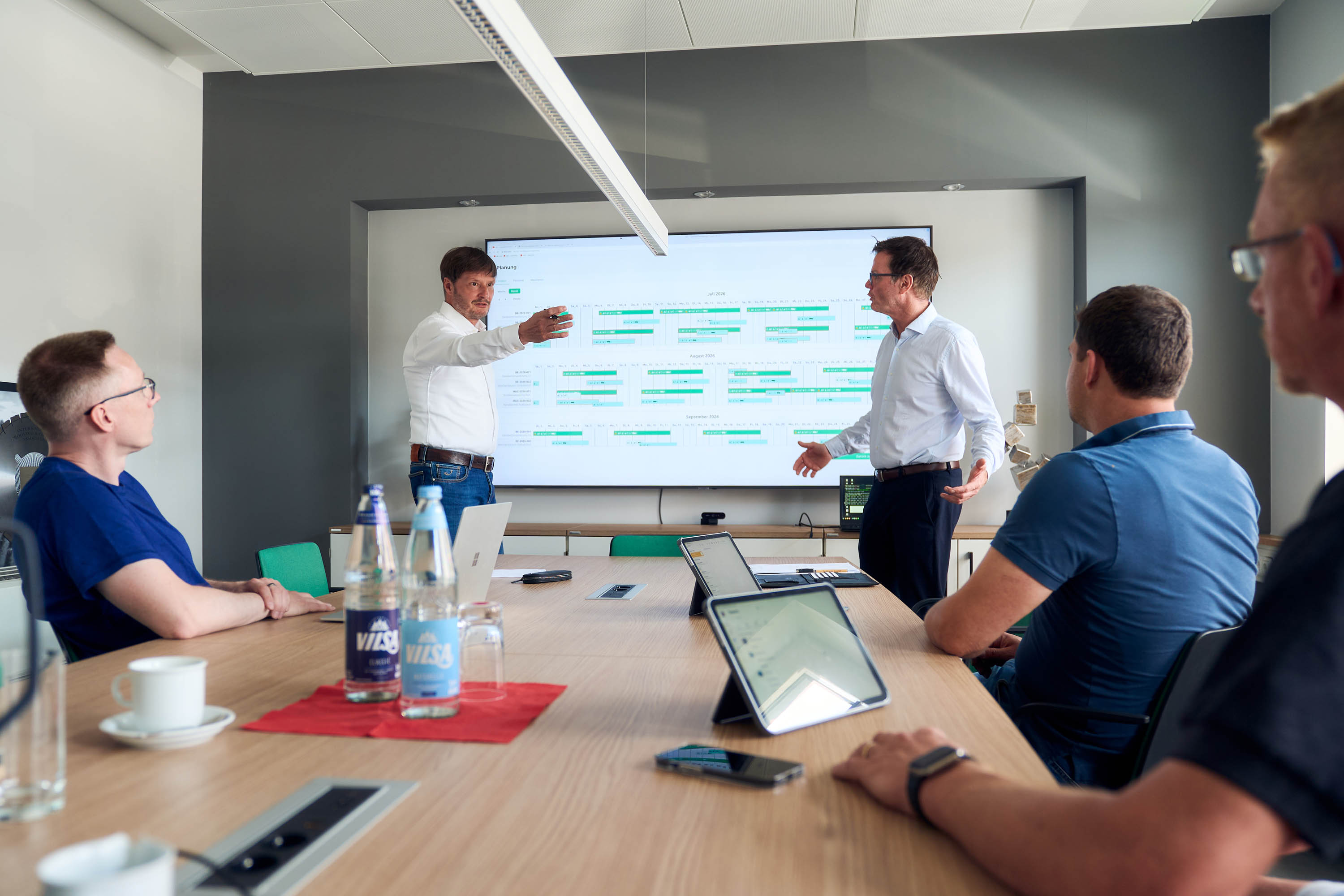 Dr. Marko Wieland und Dr. Stefan Wagner diskutieren OAT-BOOST im Besprechungsraum