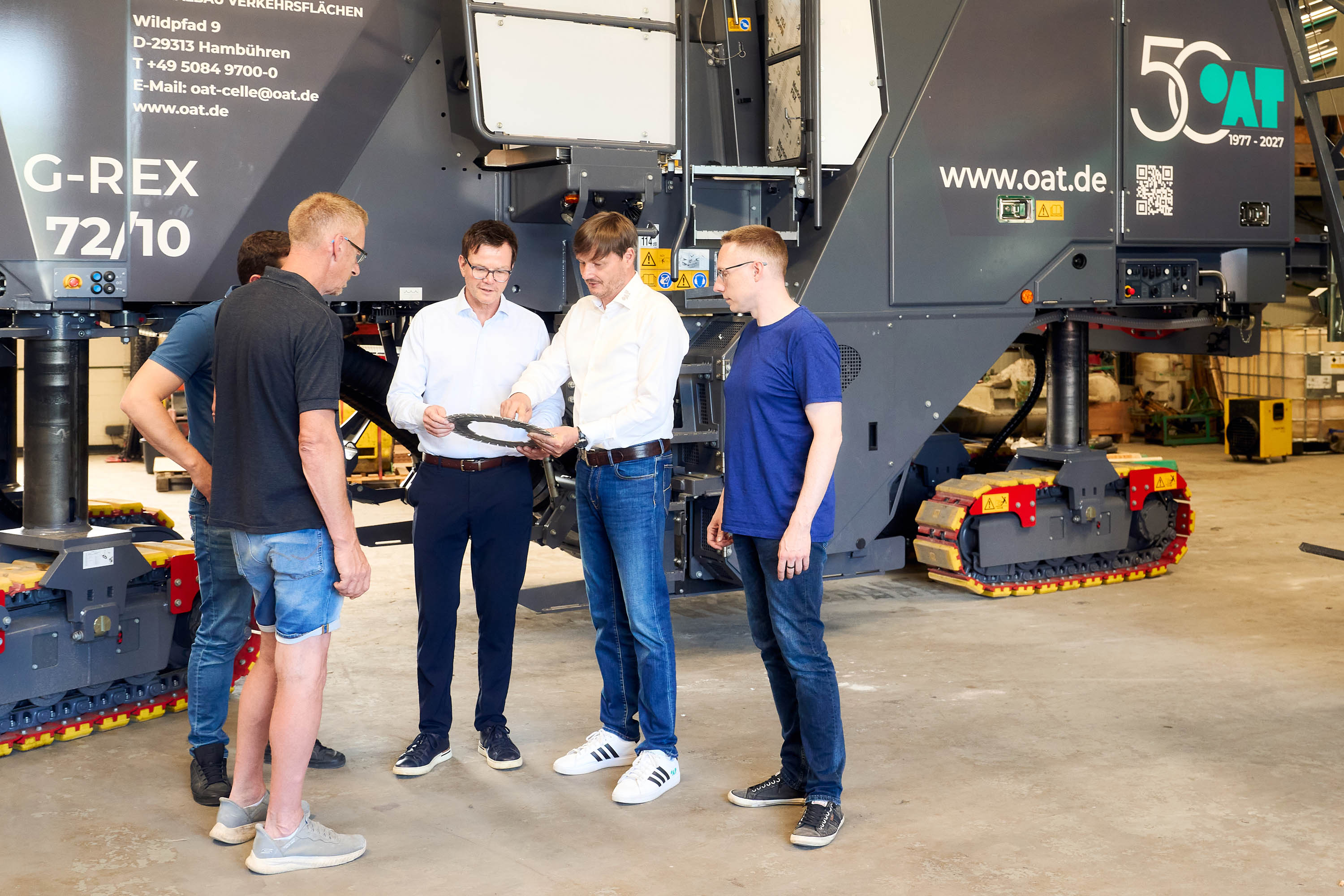 Dr. Marko Wieland und sein OAT-Team im Gespräch mit Dr. Stefan Wagner vor dem Maschinenpark